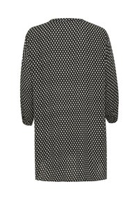 Blouse noire avec un petit motif floral blanc répété, coupe ample, col rond et manches trois-quarts, en tissu léger.