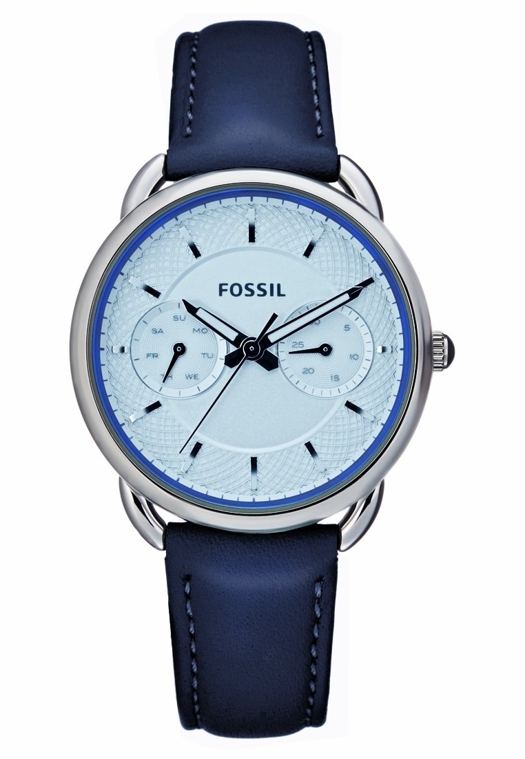Montre-bracelet ronde avec boîtier argenté, cadran bleu clair, index horaires noirs, deux sous-cadrans indiquant le jour et la date, et bracelet en cuir bleu foncé.