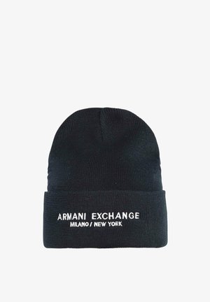 Gorro de punto negro con un dobladillo que presenta bordado en blanco "ARMANI EXCHANGE MILANO / NEW YORK" en la parte delantera.