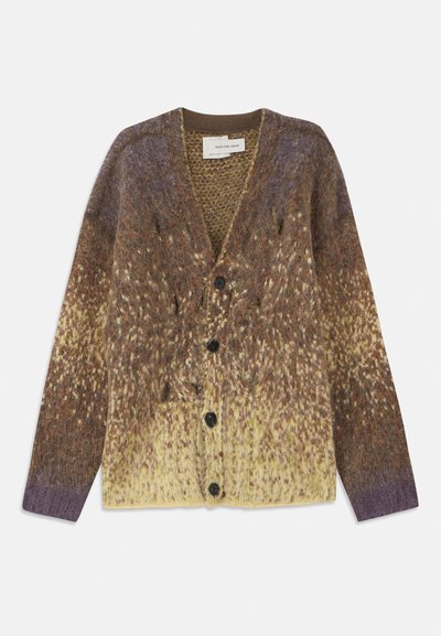 Tekstuuriga kardigan gradiendi pruuni, kollase ja lillaka tooniga. Kätendab V-kaelust, seitset nuppu ja laia kudumist.