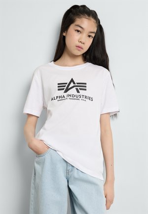 Weißes Baumwoll-T-Shirt mit auffälligem schwarzem Grafikdesign und dem Text sowie dem Logo "ALPHA INDUSTRIES", kurzen Ärmeln und einer lässigen Passform.