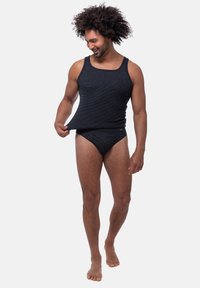 Zwarte geribbelde tanktop en bijpassende slipjes van rekbaar materiaal, met een aansluitend ontwerp en minimale branding. Gladde textuur.