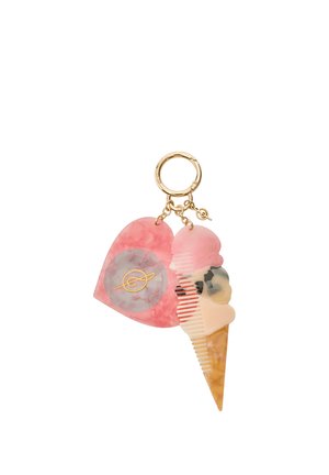 Złoty brelok z różowym serduszkiem i grzebieniem w kształcie rożka lodów, ozdobionym kolorami pastelowymi z wirującym i nakrapianym wzorem na białym tle.