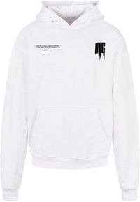 Weißer Pullover-Hoodie aus Baumwollmischung, mit einer vorderen Kängurutasche, gerippten Bündchen und schwarzem Grafiktext auf der Brust und dem Ärmel.