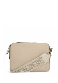 Beige Leder-Umhängetasche mit strukturierter Oberfläche und gemustertem Stoffriemen. Sie verfügt über einen Reißverschluss und metallene Hardware-Details.