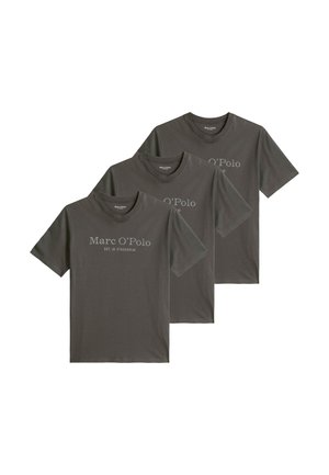Tre t-shirt a maniche corte di colore grigio scuro con il marchio Marc O’Polo, disposte sovrapposte su uno sfondo bianco.