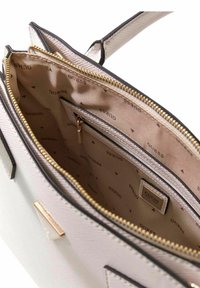 Gestructureerde handtas van crèmekleurig materiaal met structuur en gouden beslag. Het interieur heeft een beige voering met herhalende merksymbolen en een ritssluitingvak.