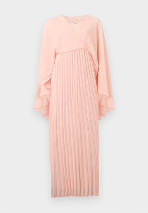 Φόρεμα ανοιχτό ροζ, μακρύ με πλισέ φούστα, φαρδιά, ρέουσα, μακριά μανίκια και κορσάζ με λαιμόκοψη σε σχήμα V τύπου κρουαζέ.