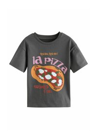 T-shirt en coton gris avec un graphique de pizza coloré et le texte "la pizza" et "Margherita & Chill" dans des polices ludiques. Manches courtes.