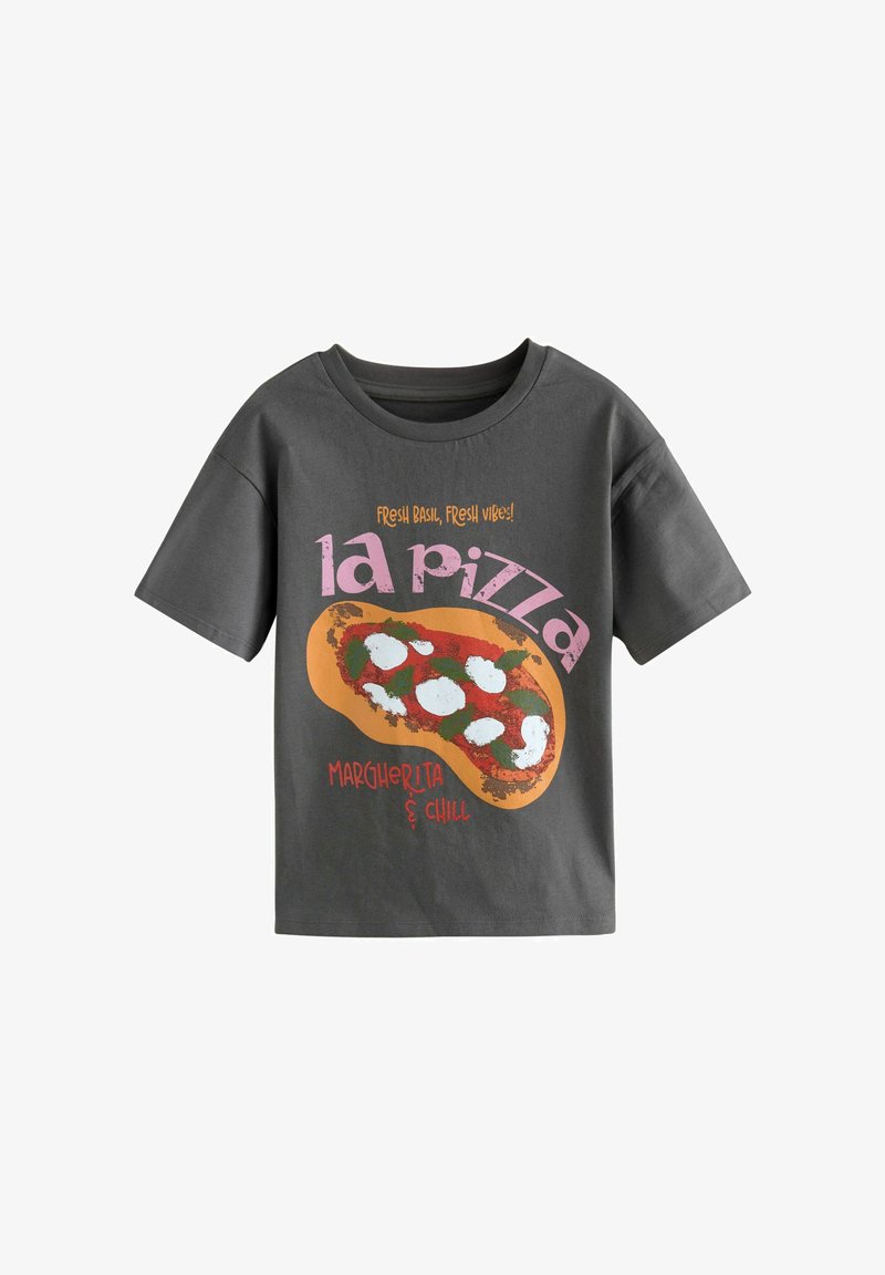 T-shirt gris foncé avec un visuel d'une part de pizza margherita et le texte "Fresh basil, fresh vibes! La pizza Margherita & chill."