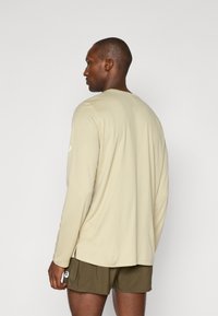 ASICS FUJITRAIL LOGO TOP - Hosszú ujjú felső - khaki
