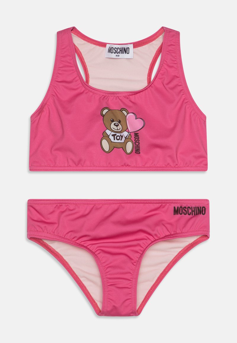 Vaaleanpunainen kaksiosainen uimapukumalli, joka on valmistettu sileästä kankaasta. Yläosassa on karhukuva, jossa on sydän. Alaosassa on kontrastivärinen logo sivussa.