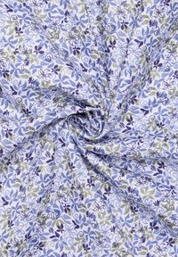 Tessuto di cotone attorcigliato a spirale, con un motivo floreale in blu, viola e verde su uno sfondo bianco.