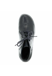 Zapato de cuero negro con punta redonda, textura suave y diseño de cordones. Presenta una sola fila de costura y un tacón bajo y redondeado.