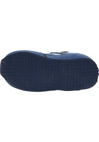 Blå atletisk skosula med en texturerad gummiyta som har vågiga mönster och en solid, rund form.