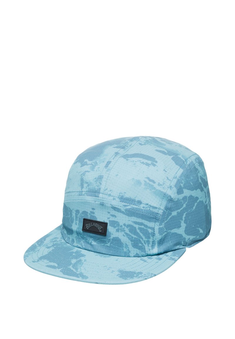 Cappellino blu realizzato in tessuto texturizzato con un motivo ispirato all'acqua, dotato di una patch del logo nera sulla parte anteriore. Presenta un design con visiera piatta.