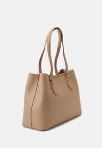 Bolsa tote de couro sintético bege com alças duplas, forma estruturada, superfície texturada e acabamentos em tom de ouro.