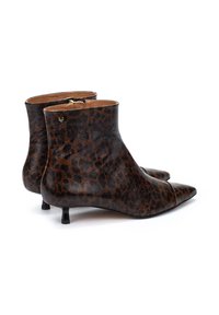 Botas de tobillo de piel con estampado de leopardo, con punta afilada y pequeño tacón cuadrado, y cierre de cremallera en la parte trasera.