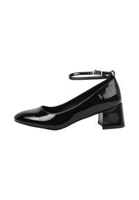 Escarpin en cuir verni noir avec un bout rond, une bride à la cheville et un talon bloc. Texture lisse avec une finition brillante et un minimum de détails.