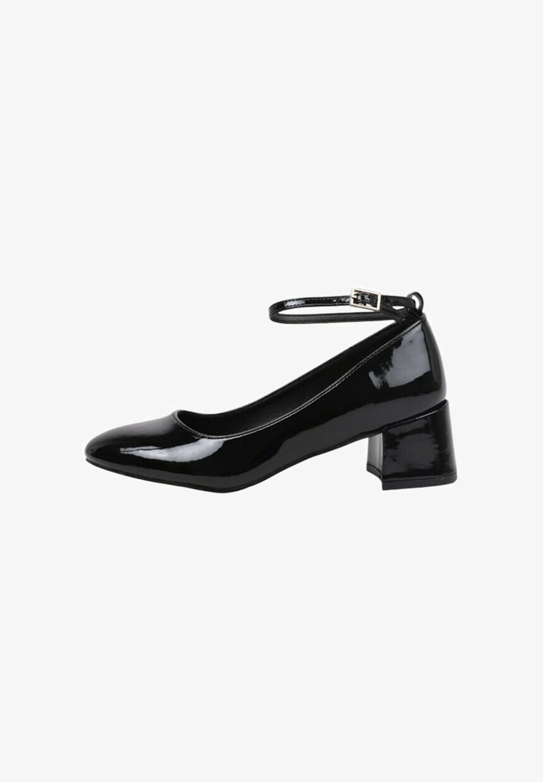Escarpin en cuir verni noir avec un bout rond, une bride à la cheville et un talon bloc. Texture lisse avec une finition brillante et un minimum de détails.