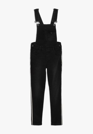 Czarne dżinsowe ogrodniczki z regulowanymi ramiączkami, przednią kieszenią i kieszeniami bocznymi. Charakteryzują się białymi paskami po bokach oraz dopasowanym fasonem.