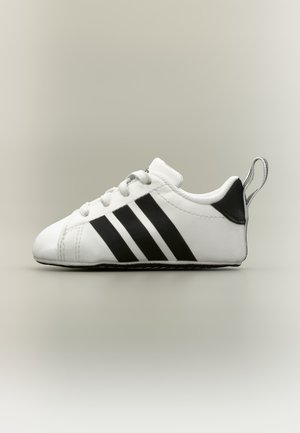 adidas Performance GRAND COURT CRIB UNISEX - Chaussons pour bébé - ftwr white/core black/ftwr white