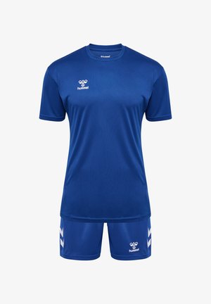 Blaues Sporttrikot und Shorts-Set aus glattem Stoff. Mit weißem Logo und Zackenakzenten auf den Shorts. Kurzarm-Design und Rundhalsausschnitt.