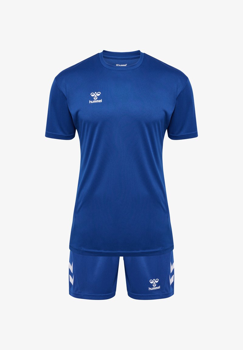 Blå idrottströja och shorts-set gjort av smidigt tyg. Har vit logga och chevron-accenter på shortsen. Kort ärm och rundad halsdesign.