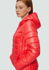 Rode pufferjack met een glanzende afwerking, capuchon en verticale quilted patroon. Voorzien van zijzakken en een getailleerd ontwerp.