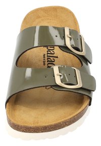 Sandal con superficie lucida verde, slip-on, dotato di due cinghie regolabili, fibbie metalliche e un sottopiede in suede beige, caratterizzato da una suola bianca imbottita.