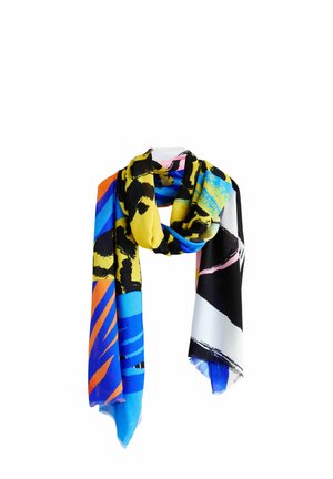 Šalle ar abstraktu rakstu zilā, dzeltenā, melnā, baltā, rozā un oranžā krāsā, vaļīgi sasieta mezglā un karājas.