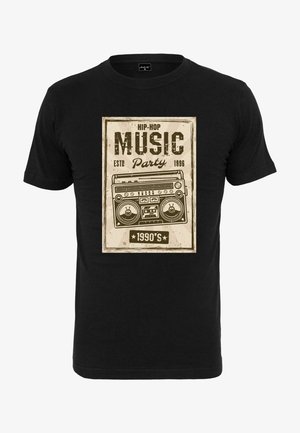 T-shirt noir avec un graphisme beige de style vintage représentant un boombox et le texte "Hip-Hop Music Party Estd 1996 années 1990".