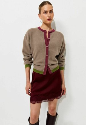 New Look, KNITTED COLOUR BLOCK TRIM MEET THE JEAN CARDIGAN - Cardigan - brown pattern
