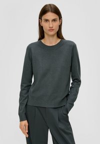 Grauer, langärmliger Pullover mit Rundhalsausschnitt. Aus weichem Stoff gefertigt, bietet er eine lockere Passform und gerippte Abschlüsse am Hals und Saum.