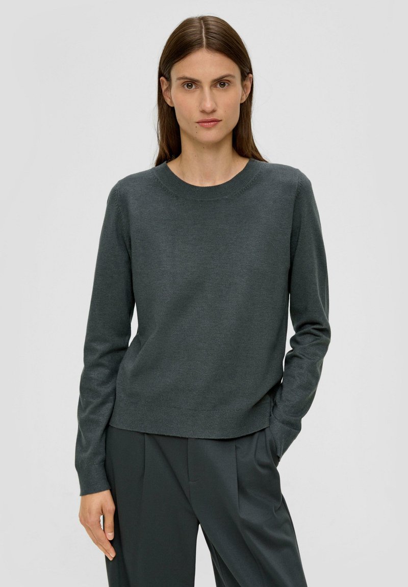 Grauer, langärmliger Pullover mit Rundhalsausschnitt. Aus weichem Stoff gefertigt, bietet er eine lockere Passform und gerippte Abschlüsse am Hals und Saum.