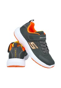 Zapatillas deportivas Skechers con parte superior de malla gris, acentos en naranja, diseño sin cordones, suela texturizada y punta redonda. Cinta de velcro para un ajuste seguro.