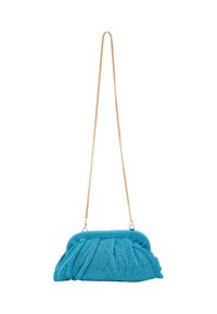 Borsa a pochette turchese con design arricciato, tessuto testurizzato e tracolla in oro. Le pieghe accentuano la forma e aggiungono profondità.