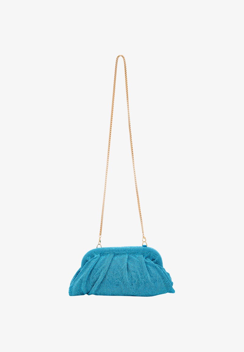 Tyrkysová kabelka s nařaseným designem, texturovaná tkanina a zlatý řetízek. Plisování zvýrazňuje tvar a dodává hloubku.