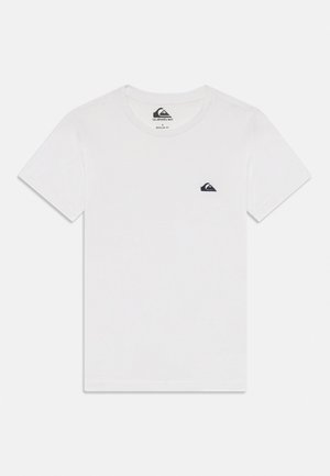 Hvit kortermet t-skjorte med normal passform, liten svart Quiksilver-logo på venstre bryst og rund hals.