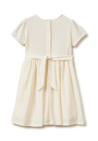 Sukienka w kolorze kremowym z krótkimi rękawami, zapinana z tyłu na guziki, z paskiem w talii i marszczoną spódnicą, wykonana z miękkiego materiału.