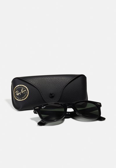 Черни слънчеви очила Ray-Ban с тъмни лещи, правоъгълна форма, сребърни акценти, придружени от черна текстурирана кутия с лого.