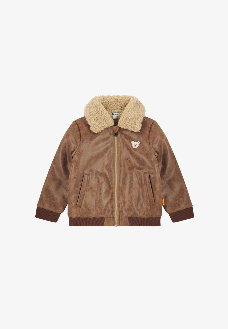 Chaqueta de piel sintética marrón con un collar de sherpa beige, cierre frontal, dos bolsillos laterales y un parche con logo de oso en el pecho.
