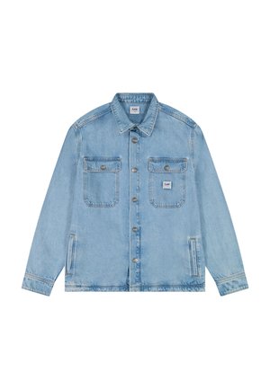 Lichtblauwe spijkerjasje met knoopsluiting aan de voorkant, twee borstflappenzakken met knopen, twee zijzakken en een klein Lee-logo op het rechterborstzakje.