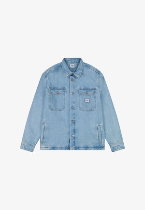 Chaqueta de mezclilla azul claro con cierre de botones, dos bolsillos con solapa y botones en el pecho, dos bolsillos laterales y un pequeño parche con el logo de Lee en el bolsillo derecho del pecho.