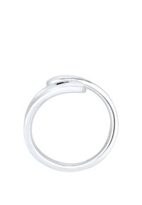 Silberring mit einer glatten, polierten Oberfläche, der ein gedrehtes Design und einen leicht strukturierten Akzent auf einer Seite aufweist.