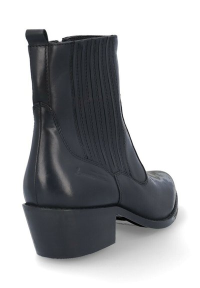 Botín de cuero negro hasta el tobillo con punta redondeada, paneles laterales elásticos, costura vertical y un tacón grueso bajo. Textura suave con un acabado pulido.