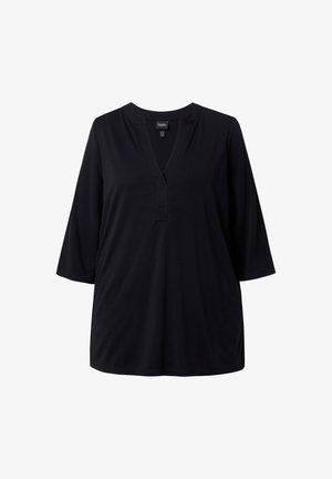 Zwarte tuniek met V-hals, driekwartmouwen en een ontspannen pasvorm, getoond tegen een witte achtergrond.