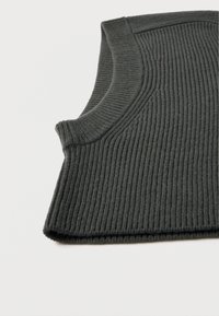 Top sin mangas gris oscuro acanalado con escote redondo, que presenta un patrón de punto texturizado, tela suave y bordes limpios.