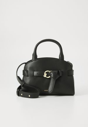 Sac à main en cuir noir avec une forme structurée, de courtes poignées et une bandoulière amovible. Présente des accessoires en métal doré et un détail en nœud.