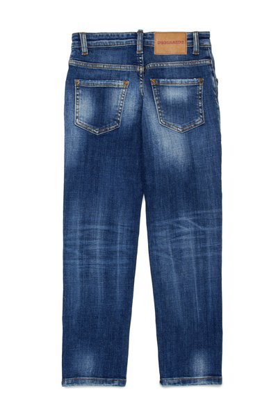 Jeans in denim blu scuro con una lieve texture sbiadita, due tasche posteriori e una patch in pelle marchiata sul cinturino. Design a gamba dritta.